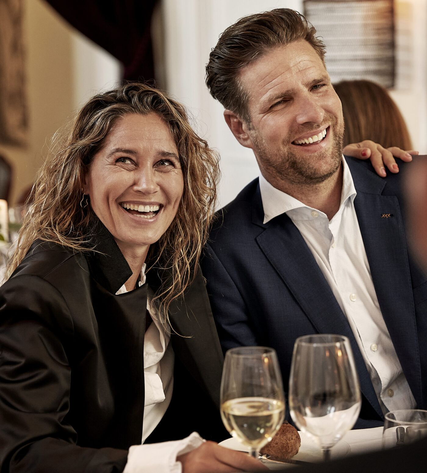 Kvinde og mand får en hyggelig snak med hvidvin