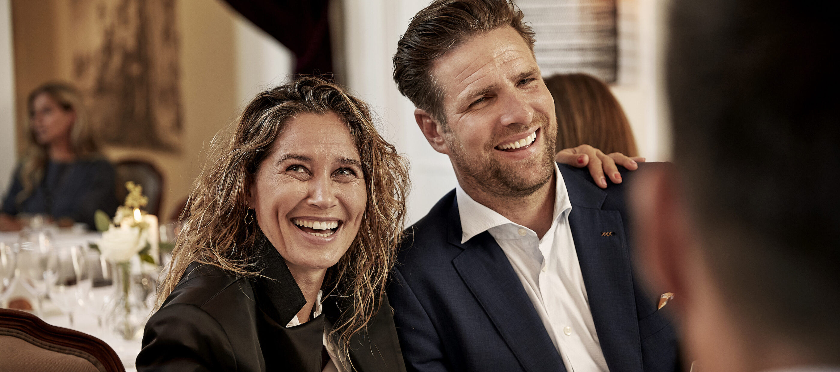 Kvinde og mand får en hyggelig snak med hvidvin