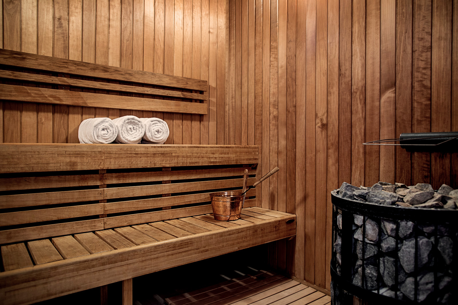 En sauna med bænk og 3 håndklæder