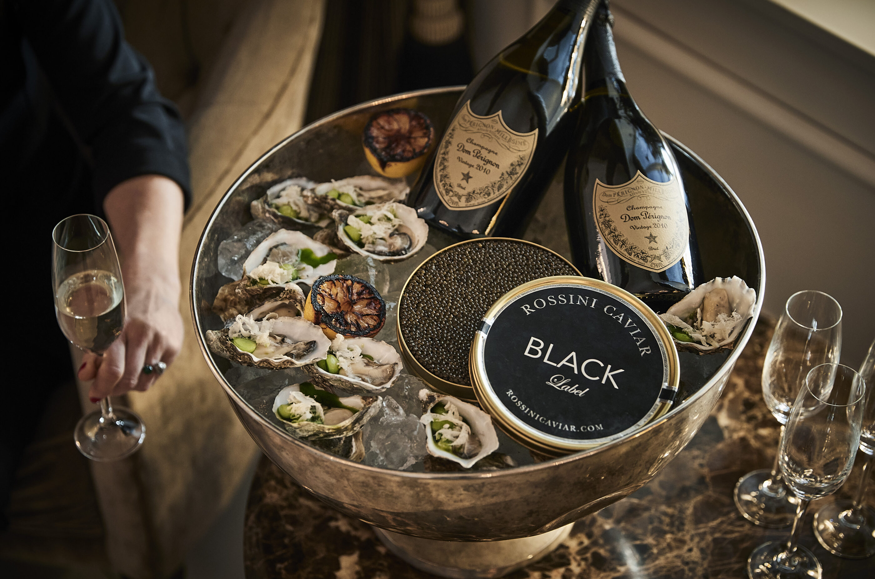 Luksus anretning med caviar, østers og champagne